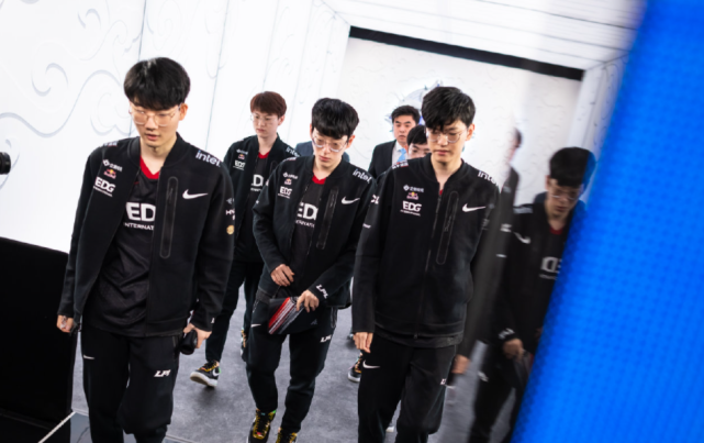 后防线的被 后防线的被